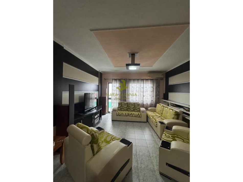 Tirane, jepet me qera apartament 2+1 , 