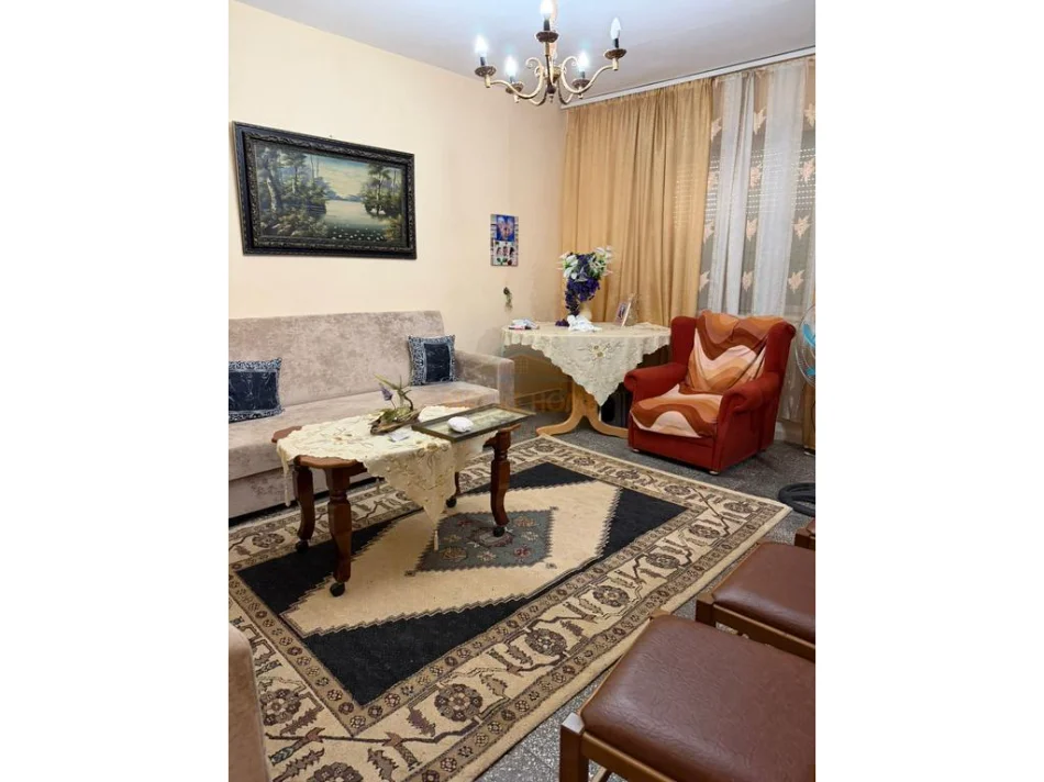 Tirane, jepet me qera apartament 1+1+Ballkon Kati 1, 56 m² 300 € (Ish parku i Autobuzave)