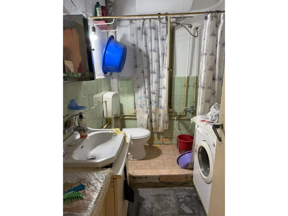 Tirane, jepet me qera apartament 1+1+Ballkon Kati 1, 56 m² 300 € (Ish parku i Autobuzave)