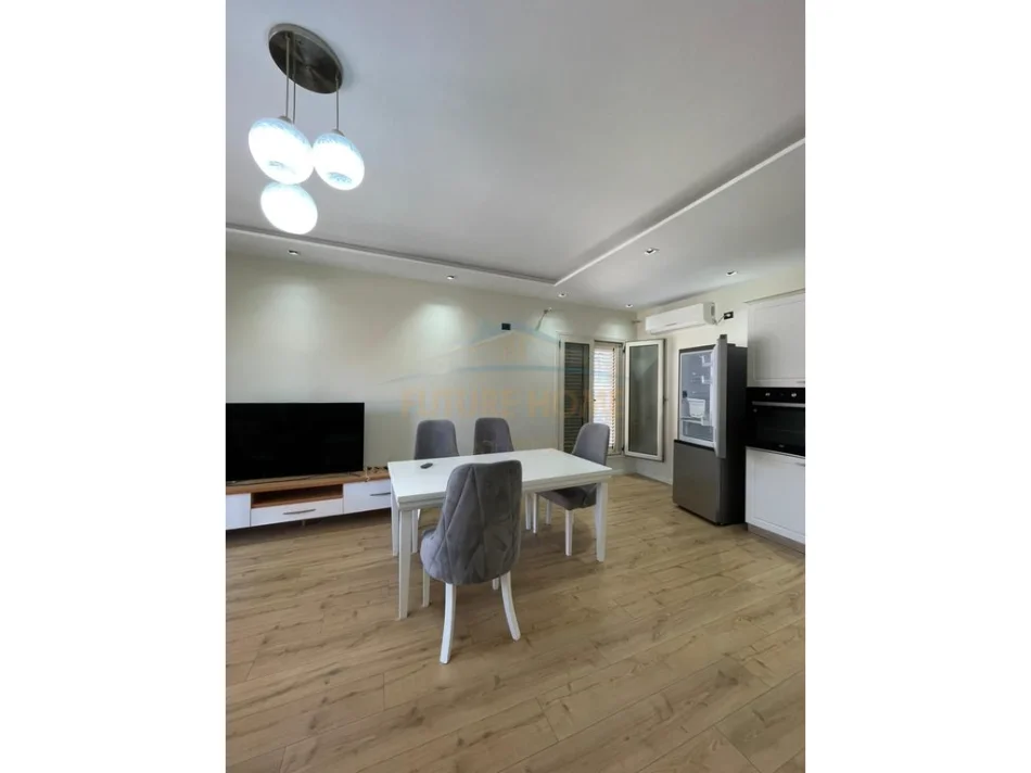 Tirane, jepet me qera apartament 2+1+Ballkon Kati 2, 110 m² 650 € (sauk)