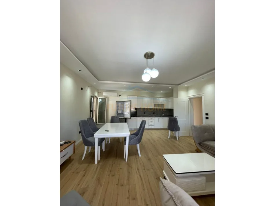 Tirane, jepet me qera apartament 2+1+Ballkon Kati 2, 110 m² 650 € (sauk)