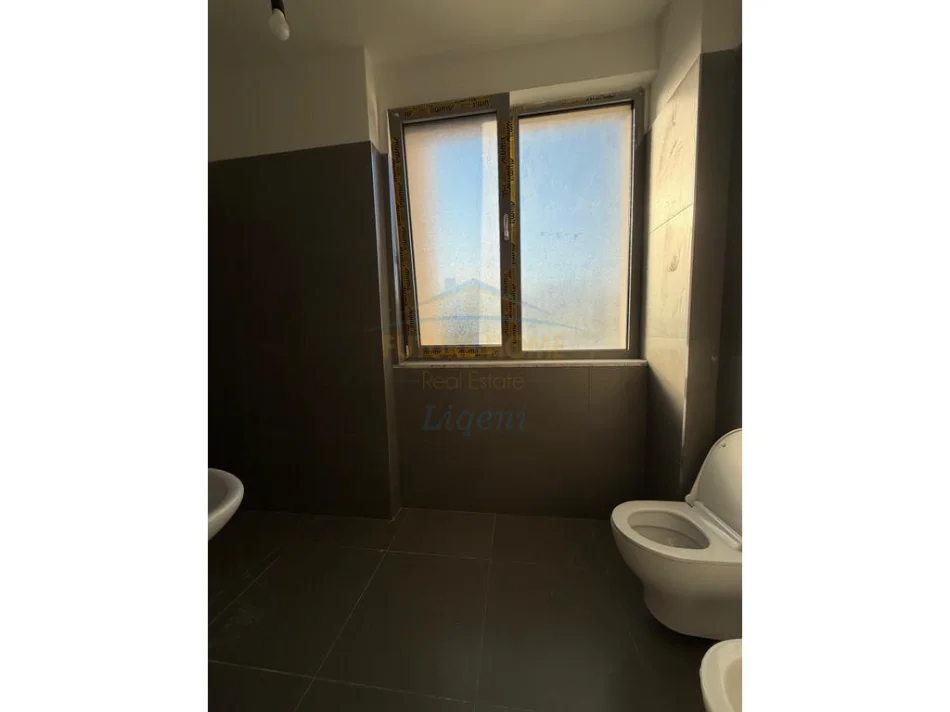 Tirane, jepet me qera apartament 2 Katshe , 286 m² 2.500 € (Liqeni i thate)