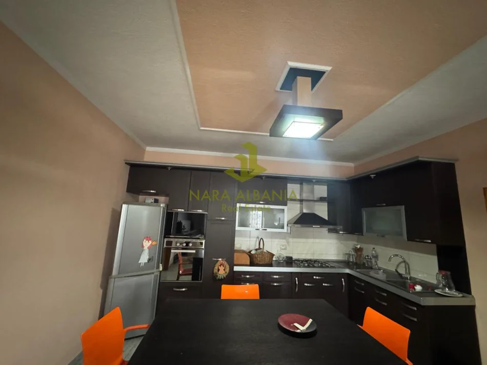 Tirane, jepet me qera apartament 2+1 , 