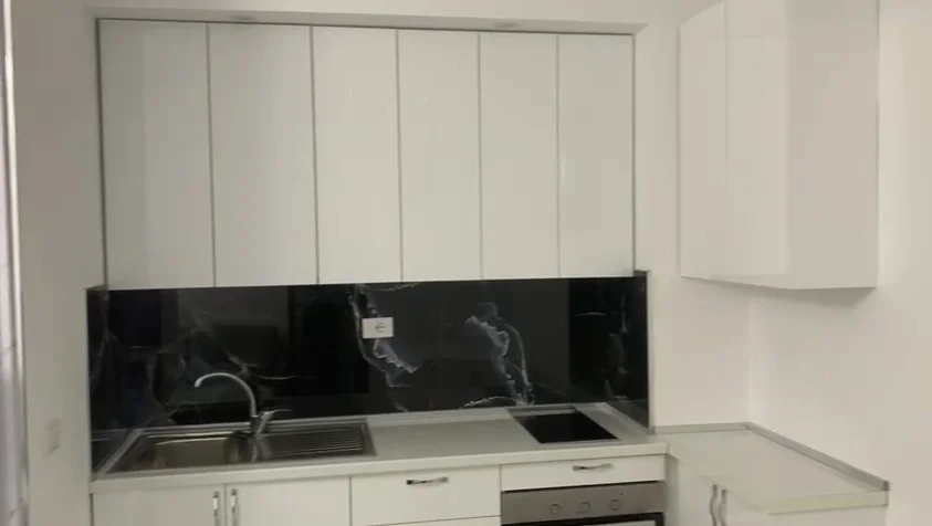 Tirane, jepet me qera apartament 1+1+Ballkon Kati 1, 67 m² 420 € (Kopshti Botanik (pranë Xhamisë))