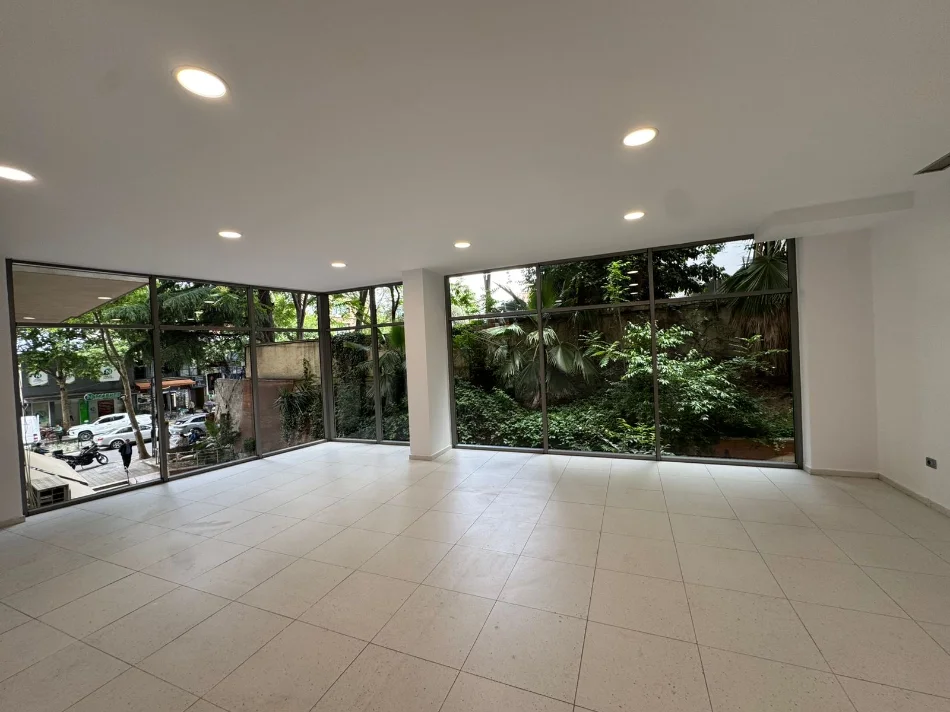 Tirane, jepet me qera ambjent biznesi Kati 1, 64 m² 650 € (Tower Brigde)