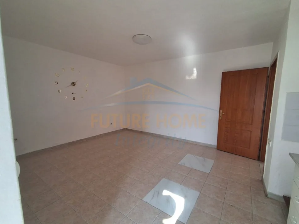 Tirane, jepet me qera apartament 1+1 Kati 3, 60 m² 313 € (Ali Demi)