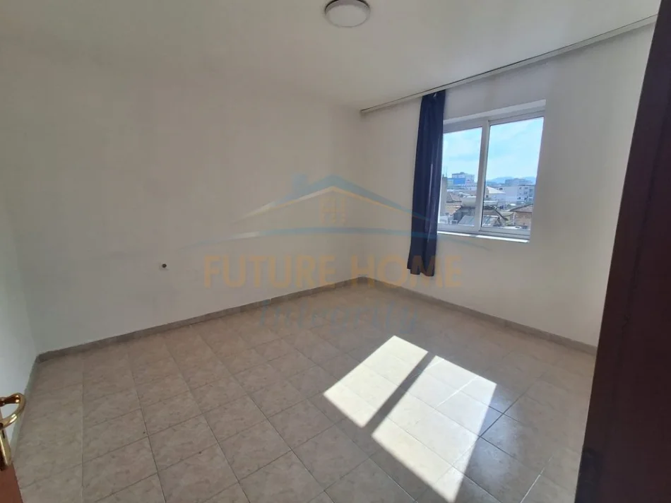 Tirane, jepet me qera apartament 1+1 Kati 3, 60 m² 313 € (Ali Demi)