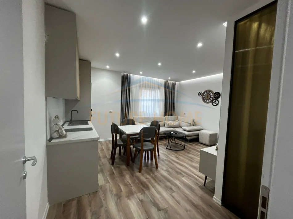 Tirane, jepet me qera apartament 2+1 Kati 1, 75 m² 750 € 