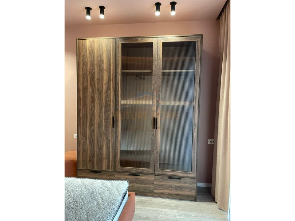 Tirane, jepet me qera apartament 1+1 Kati 5, 75 m² 800 € (Golden Tower)