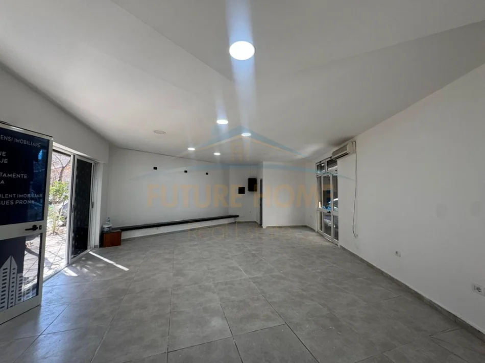 Tirane, jepet me qera ambjent biznesi , 54 m² 570 € (Zogu i zi)