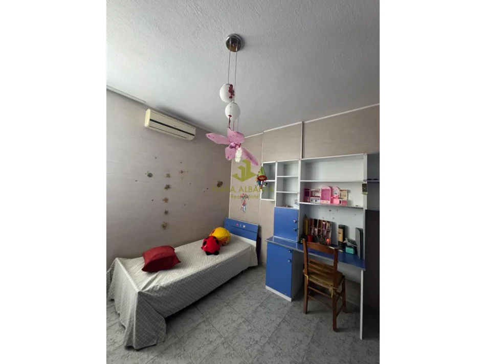 Tirane, jepet me qera apartament 2+1 , 
