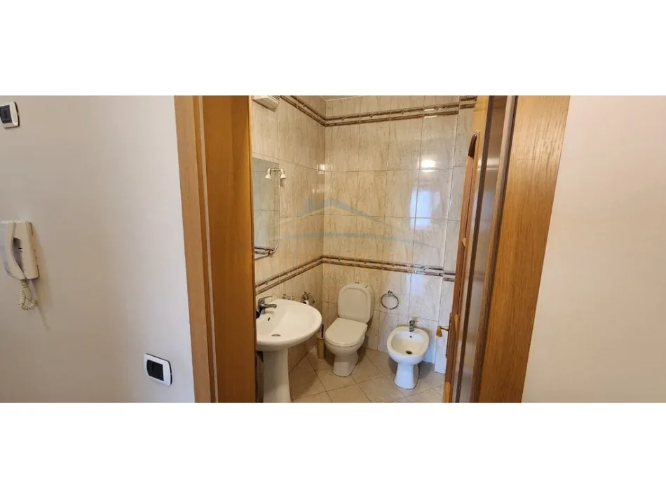 Tirane, jepet me qera apartament 2+1 Kati 6, 104 m² 850 € (Rruga Sami Frasheri, Blloku)