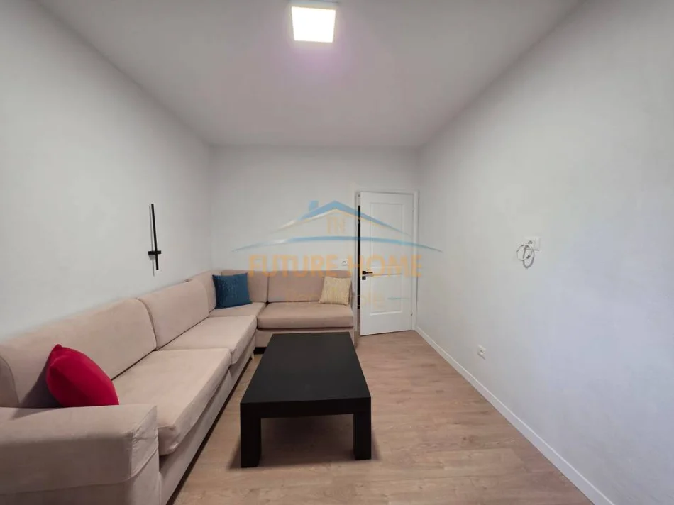 Tirane, jepet me qera apartament 1+1 Kati 6, 65 m² 750 € (Rruga Faik Konica prane Lion Park 1.)