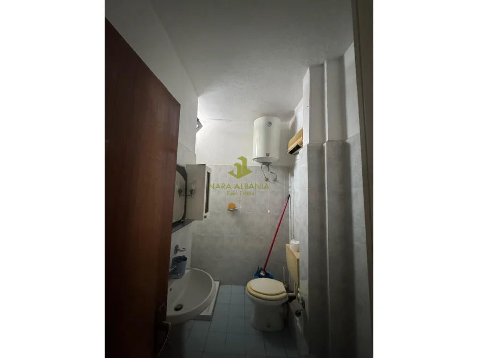 Tirane, jepet me qera apartament 2+1 , 