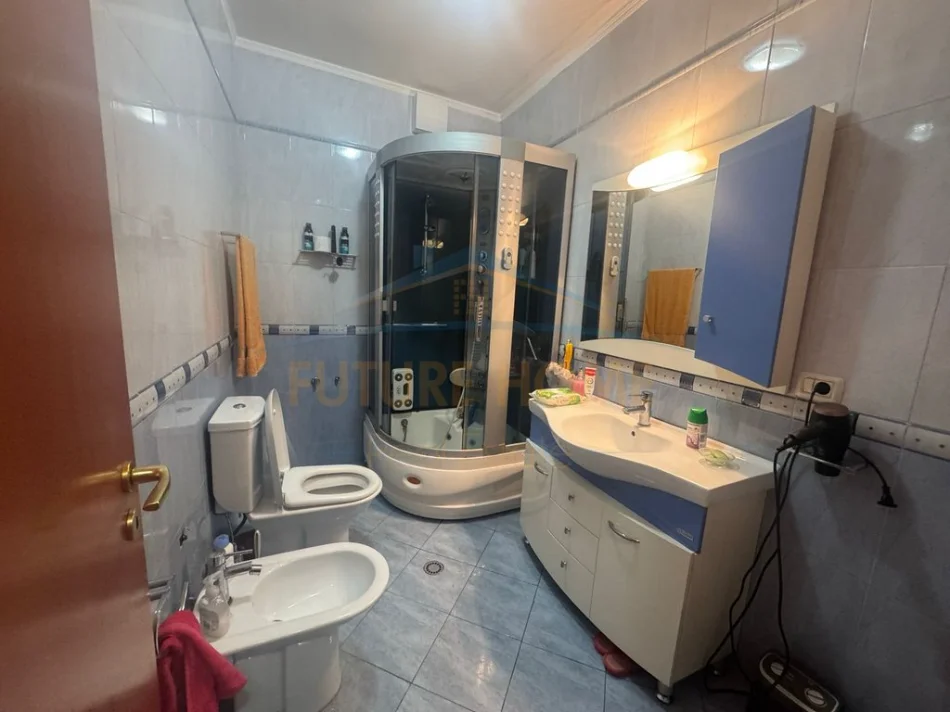 Tirane, shitet apartament 2+1+Ballkon Kati 10, 144 m² 315.000 € (Komuna e Parisit, Tirane)