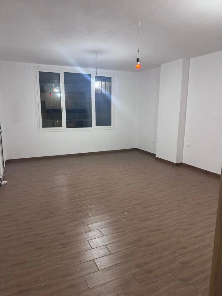 Tirane, jepet me qera apartament 2+1+Ballkon Kati 3, 95 m² 330 € (rruga Sabri Preveza)