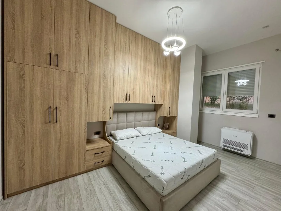 Tirane, jepet me qera apartament 2+1 Kati 1, 90 m² 550 € (LIQENI I THATE)