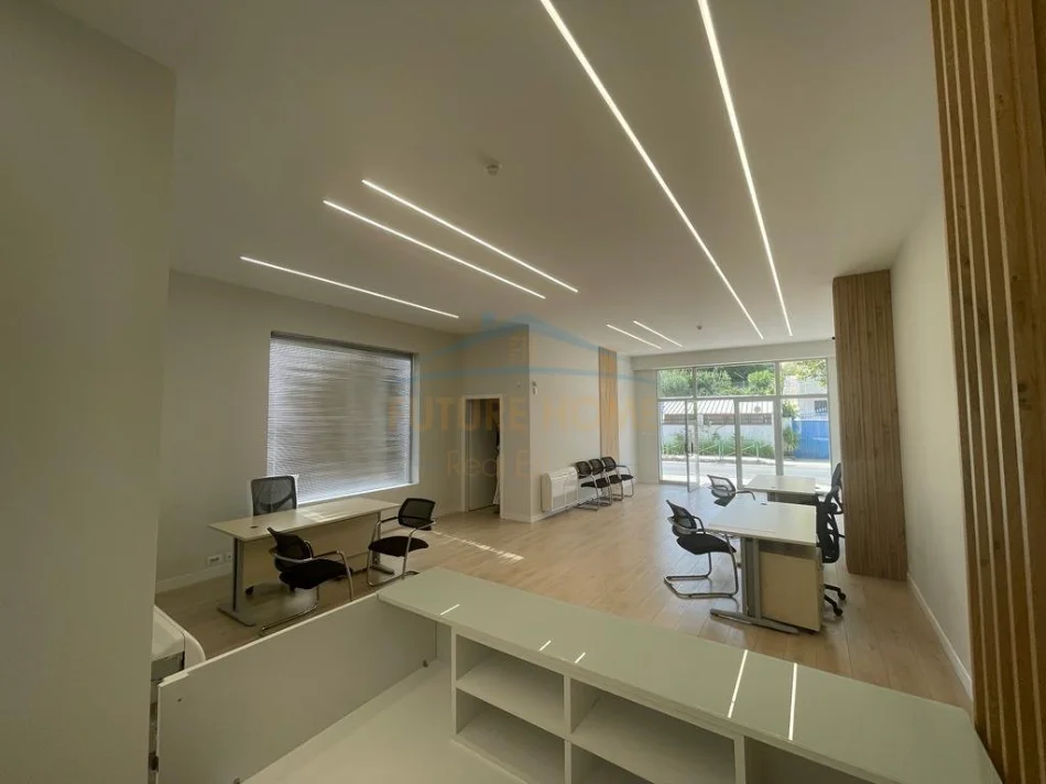 Tirane, jepet me qera zyre Kati 0, 95 m² 650 € 