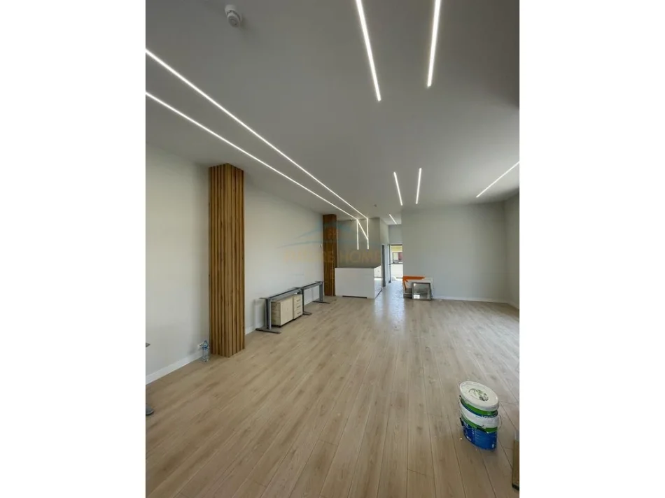 Tirane, jepet me qera zyre Kati 0, 95 m² 650 € 