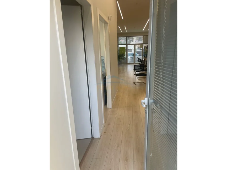 Tirane, jepet me qera zyre Kati 0, 95 m² 650 € 