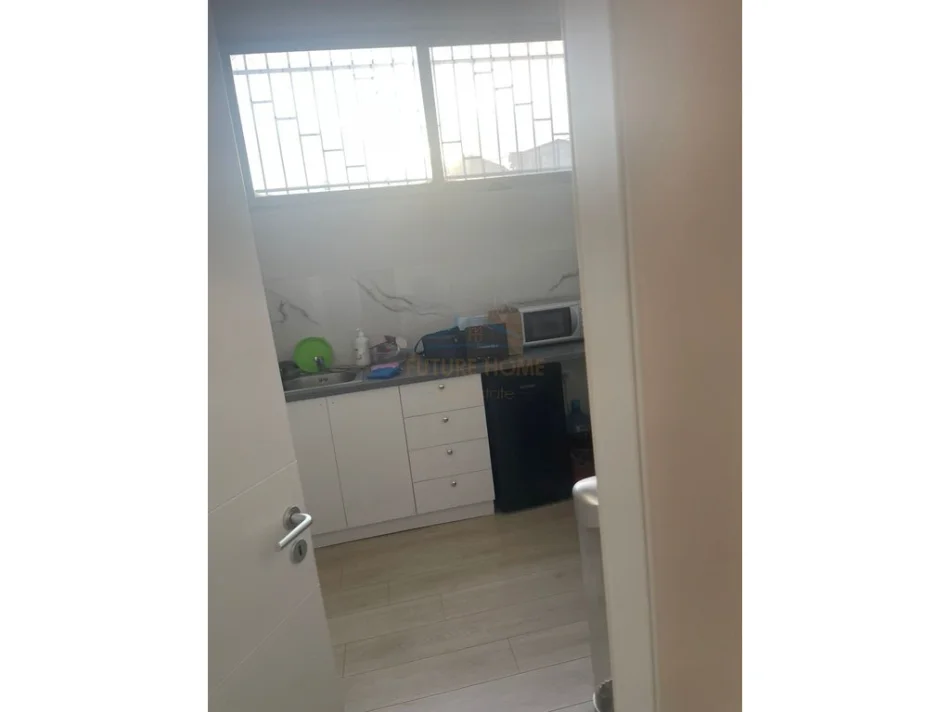 Tirane, jepet me qera zyre Kati 0, 95 m² 650 € 