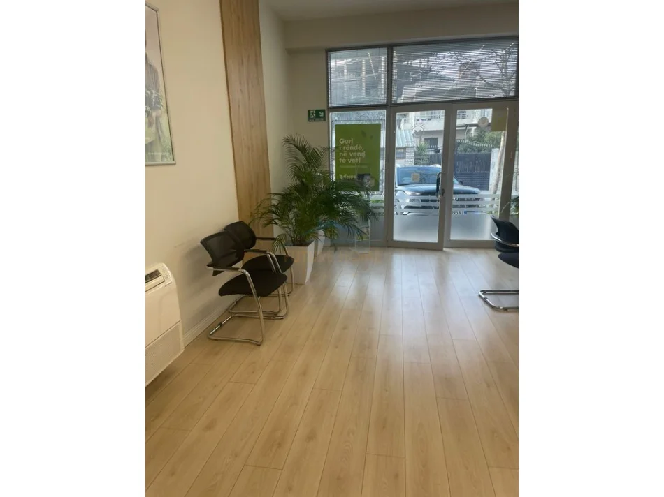 Tirane, jepet me qera zyre Kati 0, 95 m² 650 € 