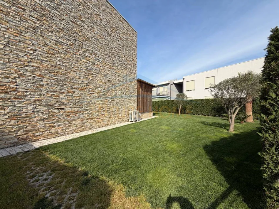 Gjiri Lalezit | Hamallaj, shitet apartament 2+1+Ballkon Kati 0, 60 m² 290.000 € (Gjiri i Lalzit)