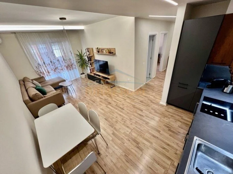 Tirane, shes apartament 1+1+Ballkon Kati 4, 71 m² 142.000 € (Ali Demi)