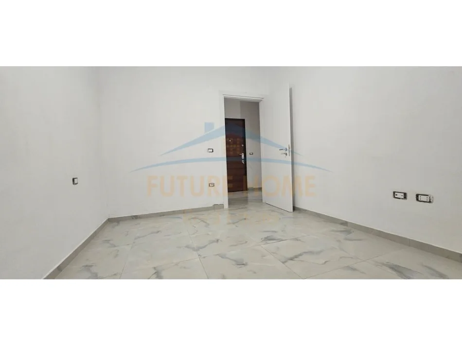 Tirane, jepet me qera ambjent biznesi Kati 2, 67 m² 600 € (Fusha e Aviacionit)