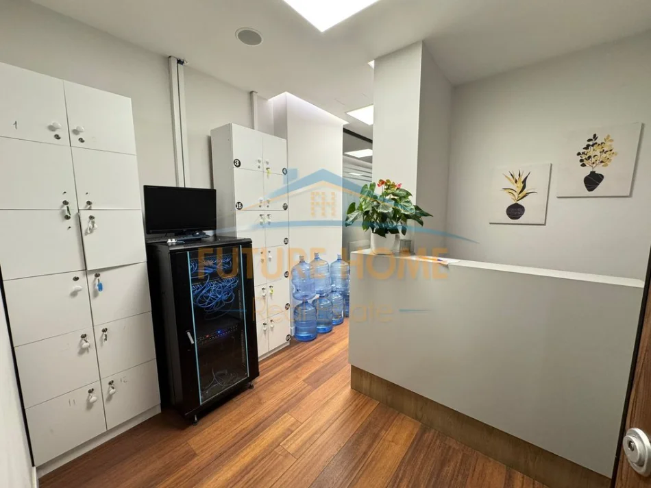 Tirane, jepet me qera ambjent biznesi Kati 1, 130 m² 1.700 € (Shallvaret)