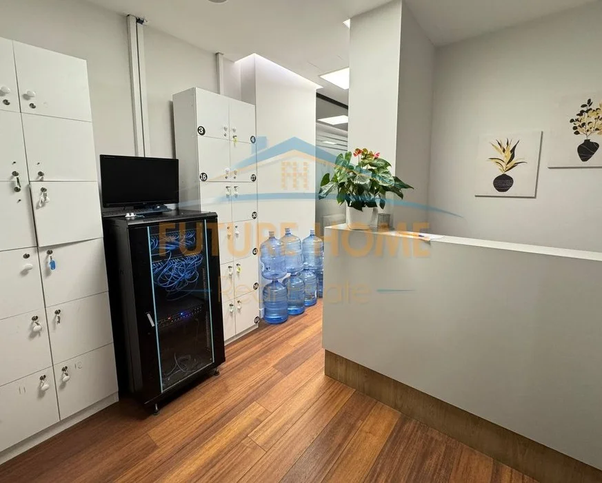 Tirane, jepet me qera zyre Kati 1, 130 m² 1.700 € (Shallvaret)