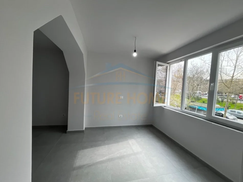 Tirane, jepet me qera ambjent biznesi Kati 1, 103 m² 1.300 € (Tek Materniteti i Ri, Bulevardi Zhan Dark)