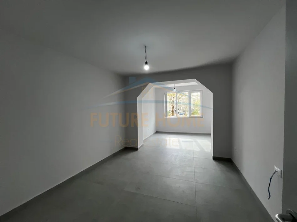 Tirane, jepet me qera ambjent biznesi Kati 1, 103 m² 1.300 € (Tek Materniteti i Ri, Bulevardi Zhan Dark)