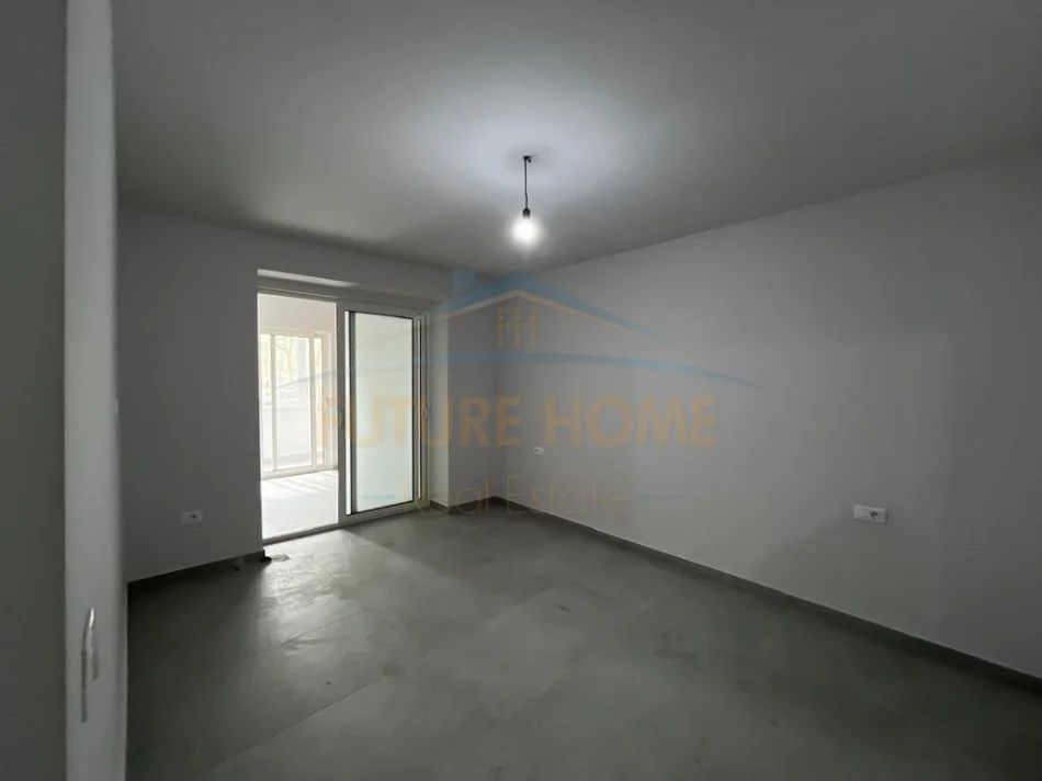 Tirane, jepet me qera ambjent biznesi Kati 1, 103 m² 1.300 € (Tek Materniteti i Ri, Bulevardi Zhan Dark)