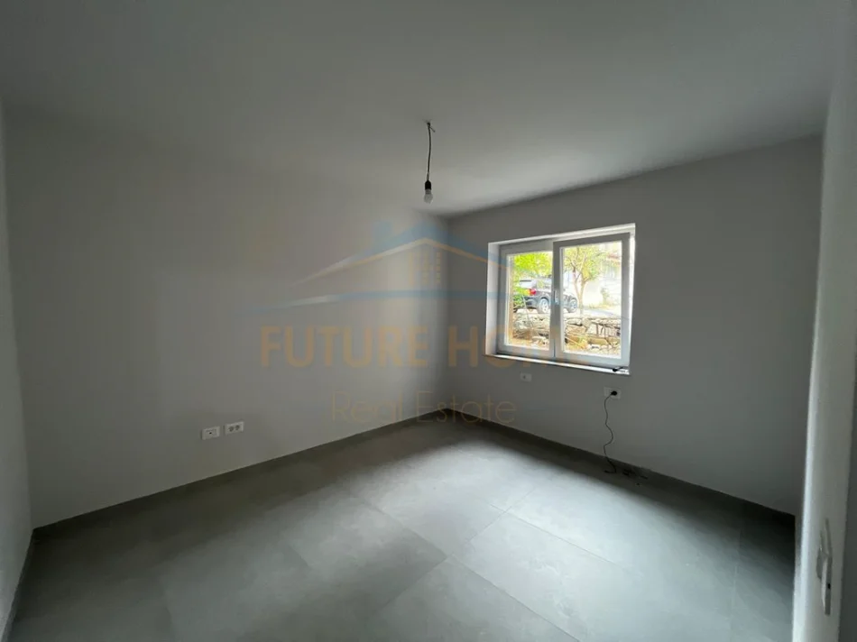 Tirane, jepet me qera ambjent biznesi Kati 1, 103 m² 1.300 € (Tek Materniteti i Ri, Bulevardi Zhan Dark)