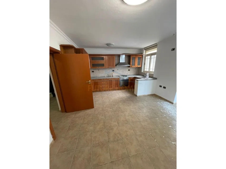 Tirane, jepet me qera apartament 3+1 Kati 5, 158 m² 900 € 