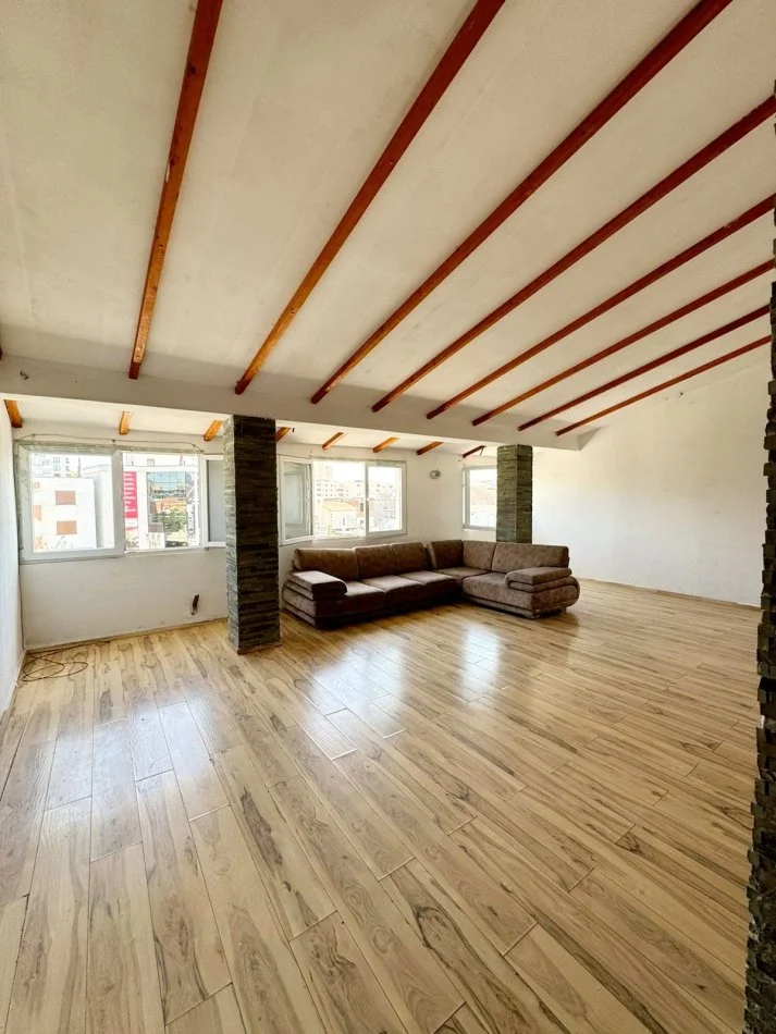 Kavaje, shitet 5+1+Aneks+Ballkon Kati 3, 391 m² 250.000 € (Buze kryqezimit te agjensia,Kavaje)