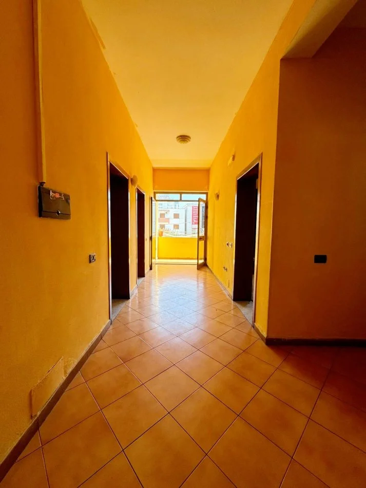 Kavaje, shitet 5+1+Aneks+Ballkon Kati 3, 391 m² 250.000 € (Buze kryqezimit te agjensia,Kavaje)