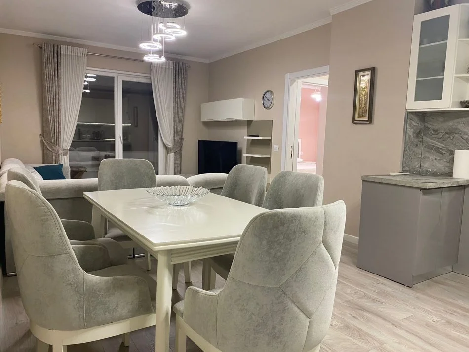 Shqiperi, jepet me qera apartament 2+1+Ballkon Kati 6, 100 m² 700 € (RRUGA BADRI KARAPICI)