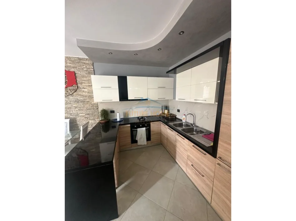 Tirane, jepet me qera apartament 2+1 Kati 3, 99 m² 600 € (PRANE VILA L)