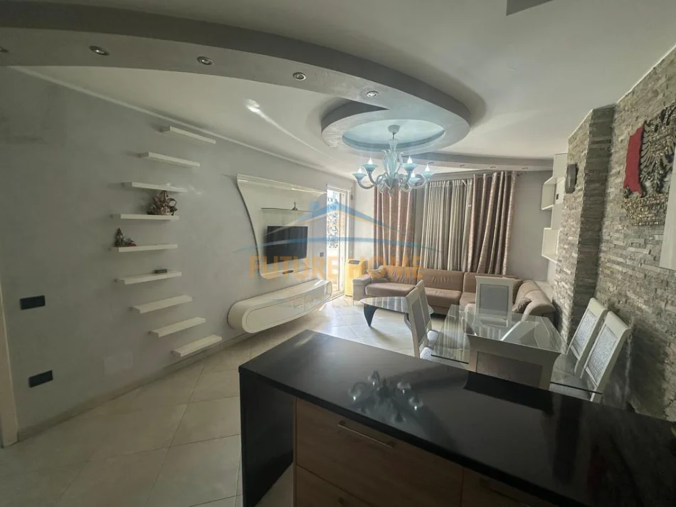 Tirane, jepet me qera apartament 2+1 Kati 3, 99 m² 600 € (PRANE VILA L)