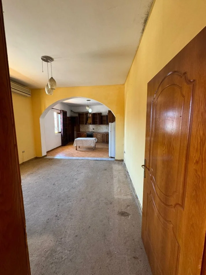 Kavaje, shitet 5+1+Aneks+Ballkon Kati 3, 391 m² 250.000 € (Buze kryqezimit te agjensia,Kavaje)