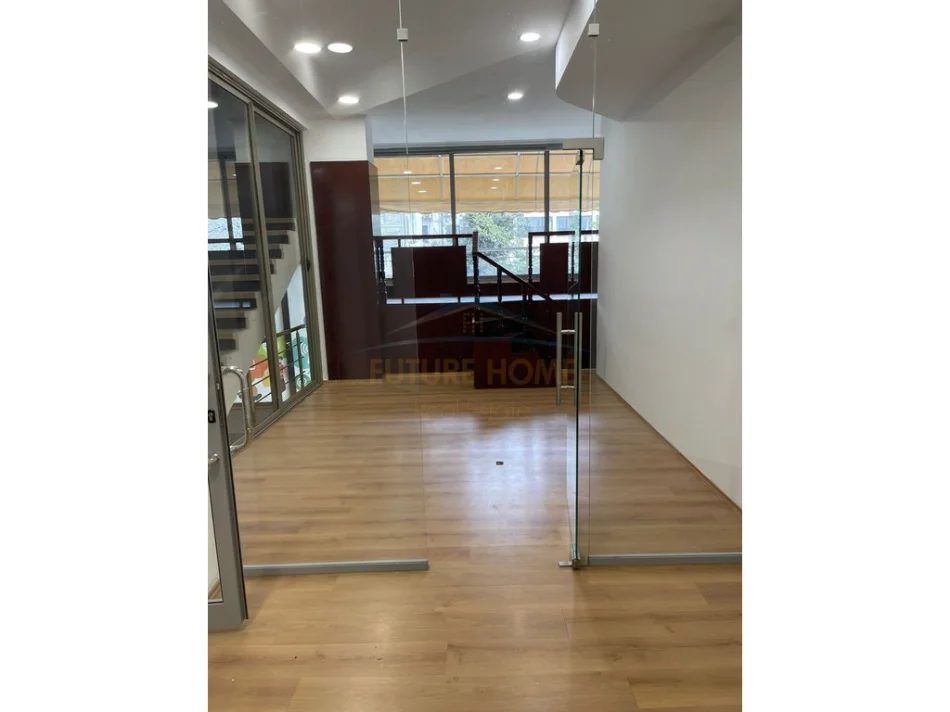 Tirane, jepet me qera ambjent biznesi Kati 1, 80 m² 1.100 € (Qender,prane Galeris)