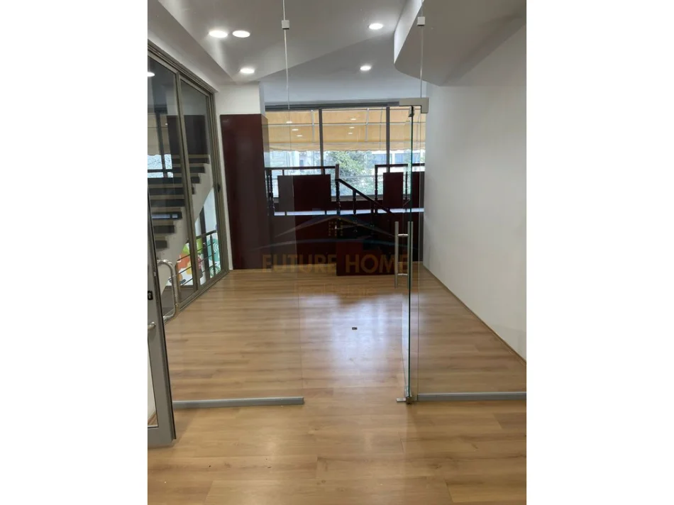 Tirane, jepet me qera ambjent biznesi Kati 1, 80 m² 1.100 € (Qender.)