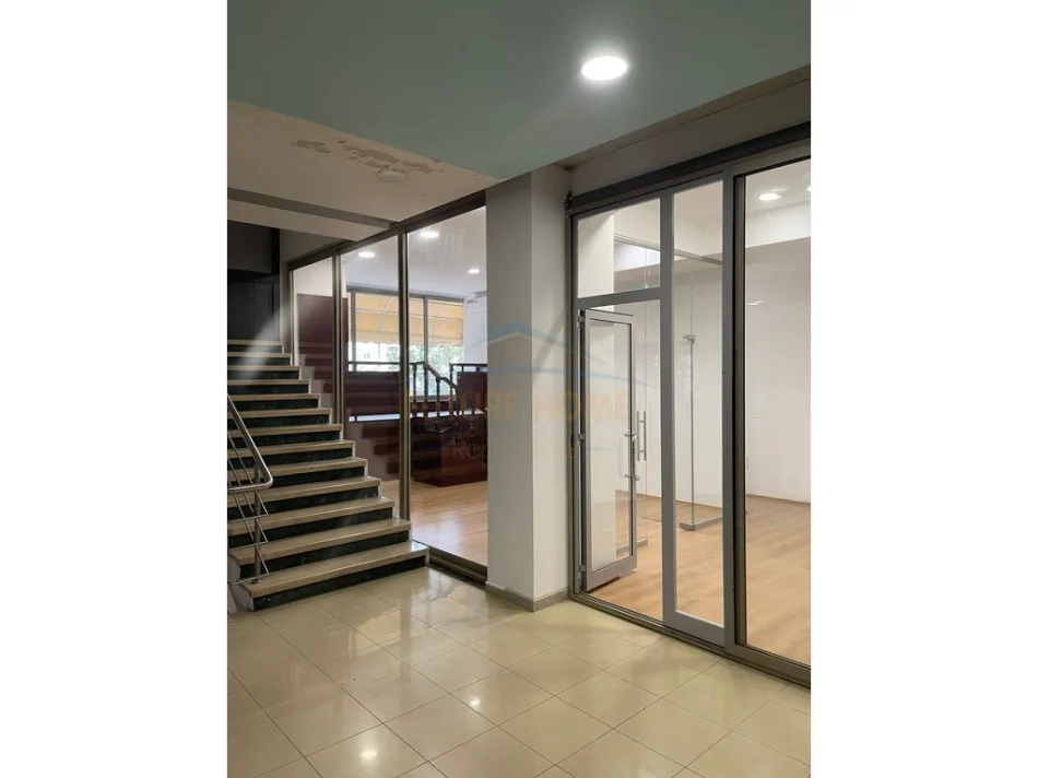 Tirane, jepet me qera ambjent biznesi Kati 1, 80 m² 1.100 € (Qender,prane Galeris)
