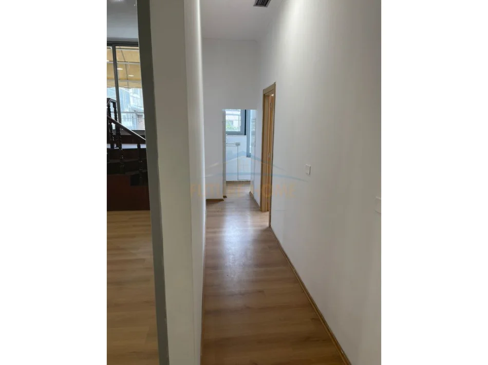Tirane, jepet me qera ambjent biznesi Kati 1, 80 m² 1.100 € (Qender.)