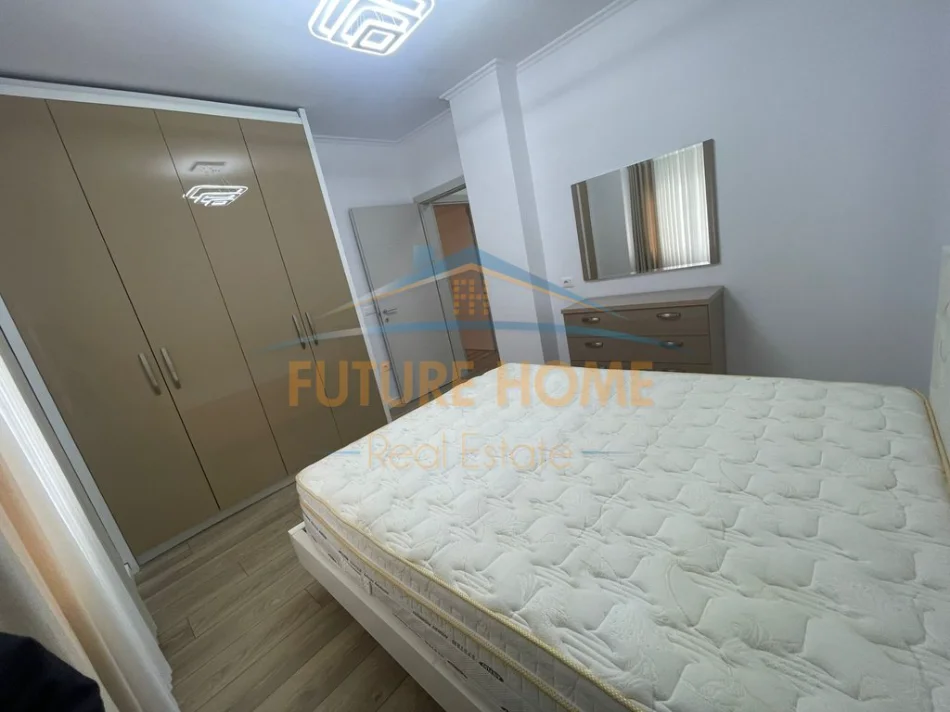 Tirane, jepet me qera apartament 2+1+Ballkon Kati 2, 90 m² 800 € 