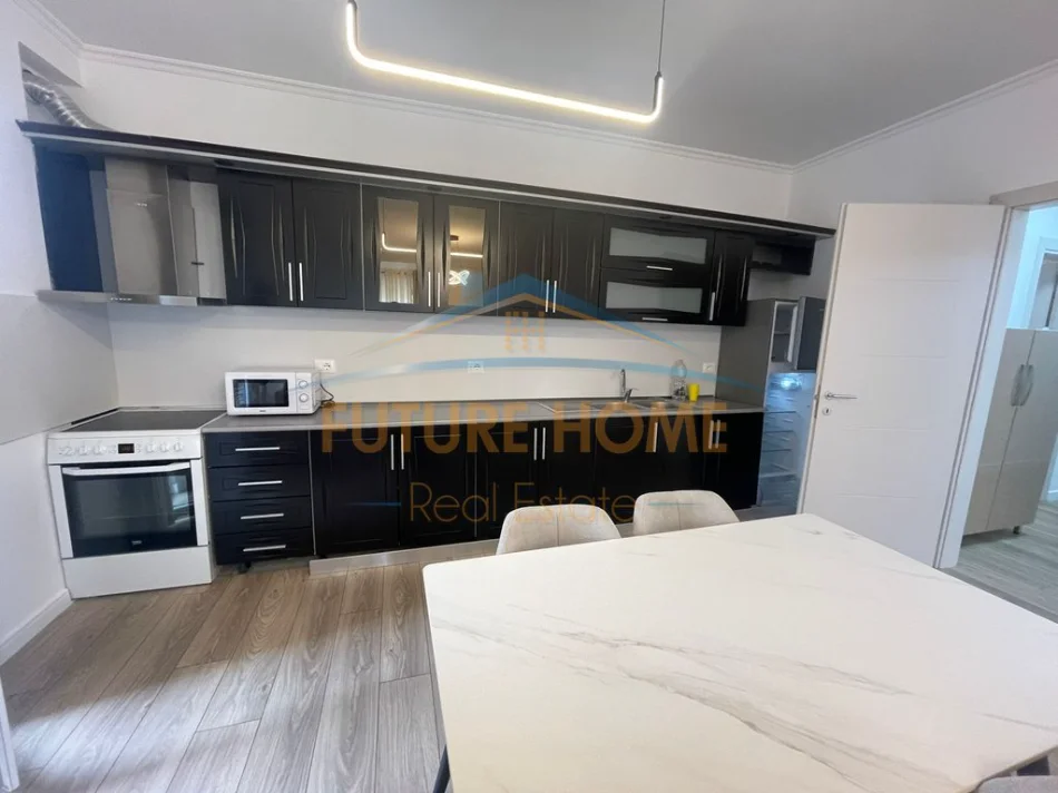 Tirane, jepet me qera apartament 2+1+Ballkon Kati 2, 90 m² 800 € 