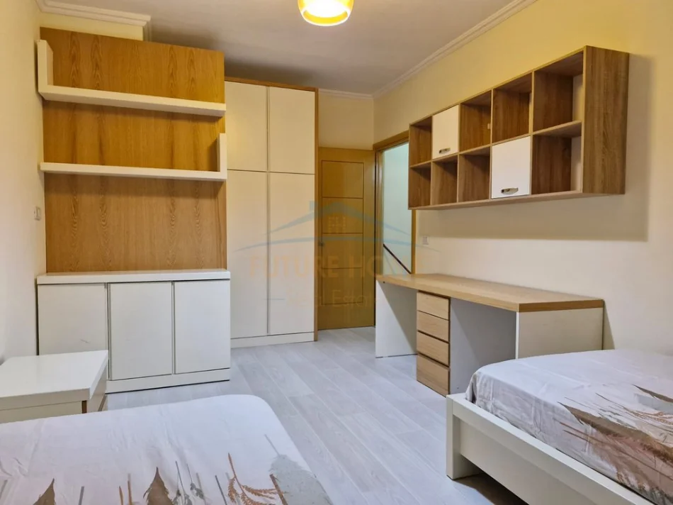 Tirane, shitet apartament 3+1+Ballkon Kati 3, 126 m² 209.000 € (Prane UET)