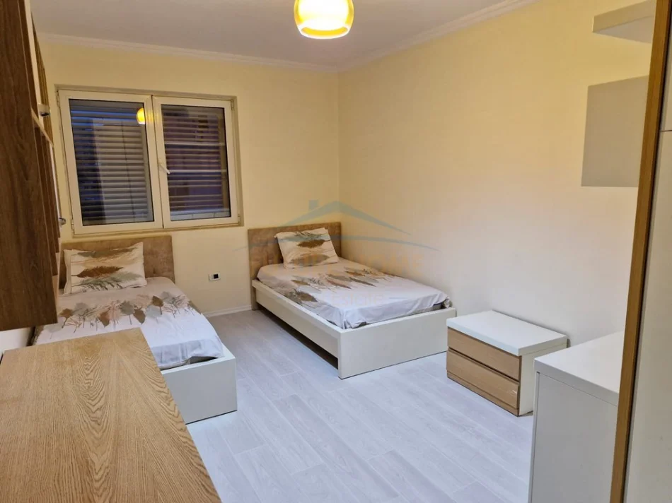 Tirane, shitet apartament 3+1+Ballkon Kati 3, 126 m² 209.000 € (Prane UET)